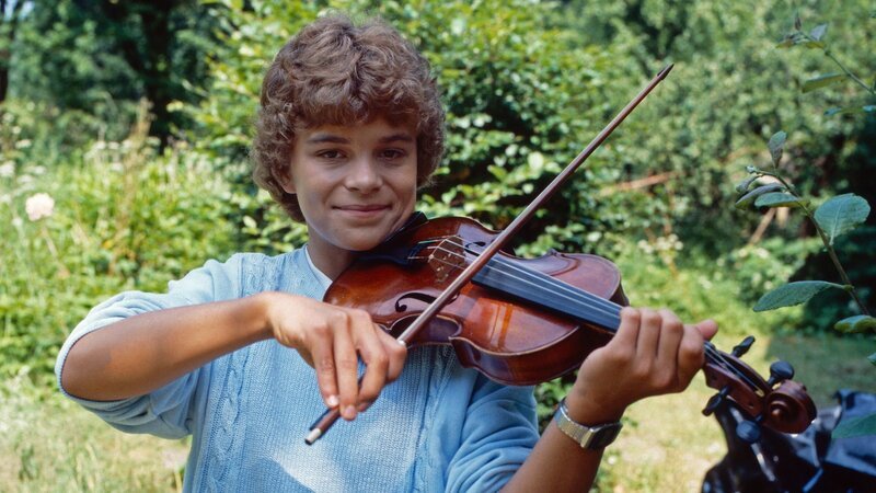 Oliver Maass (Josef Gröbmayr) ist ein normaler Junge mit normalen Problemen. Doch als er in den Besitz einer ganz besonderen Geige kommt, ändert sich für ihn alles. – Bild: ZDF und United Archives