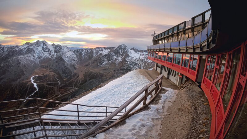 Bei einem Aufenthalt im Glacier Hotel Grawand ist der Sauerstoffgehalt deutlich geringer als auf Meereshöhe. – Bild: ZDF/​Cable News Network and Zero Point Zero