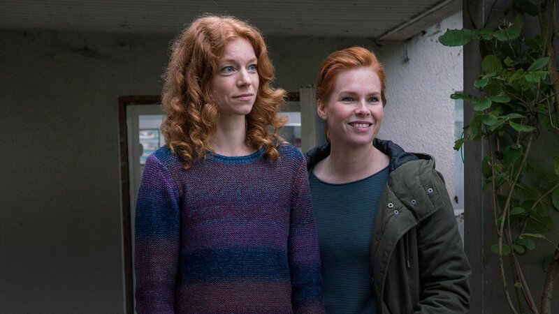 l-r:  Jule (Marleen Lohse) und Lona (Henny Reents) – Bild: Studio Hamburg