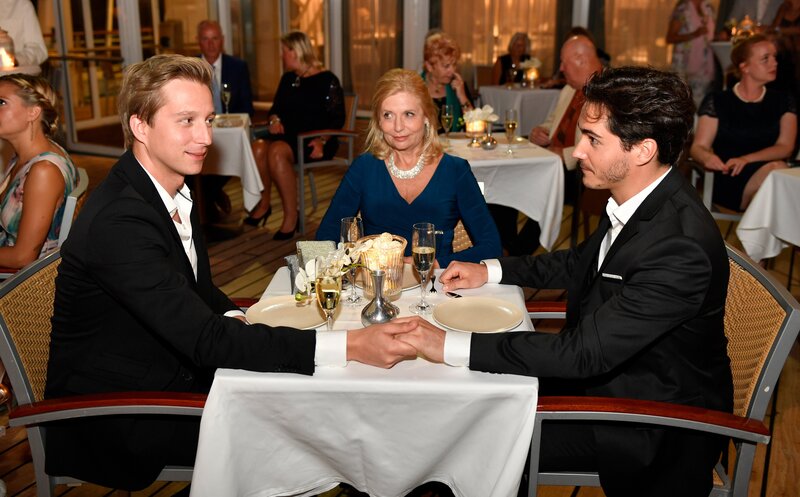 Nach der Aussprache mit seiner Mutter June (Sabine Postel, M.) kann Sam (Tim Morten Uhlenbrock, l.) sich endlich zu Ben (François Goeske, r.) bekennen. – Bild: ZDF und Dirk Bartling