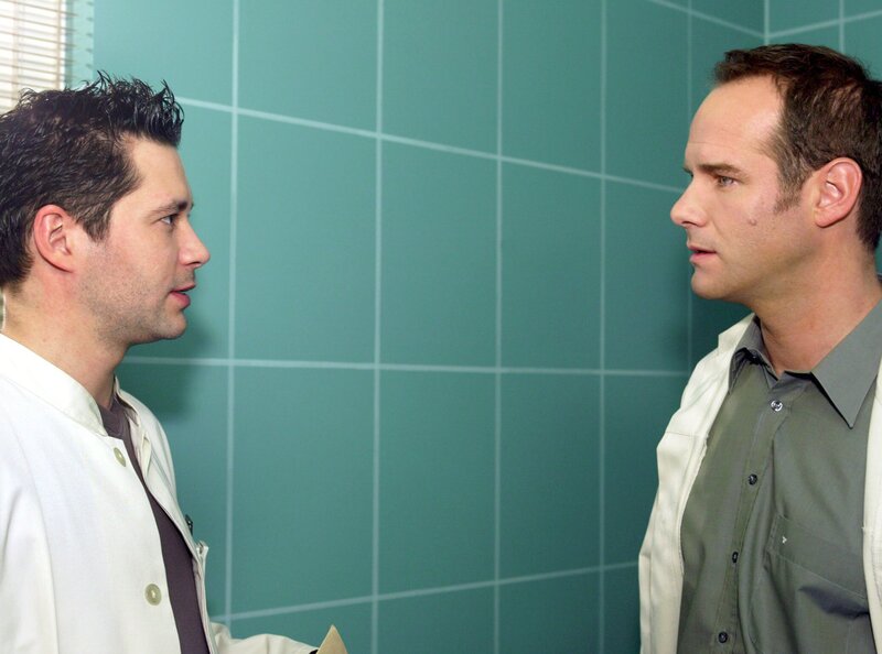 MDR Fernsehen IN ALLER FREUNDSCHAFT FOLGE 218, „Abgerechnet wird am Schluss“. Dr. Brentano (Thomas Koch) benötigt die Operation an Dr. Kreutzers Patientin, Klara Wohlfahrt für seinen Facharztkatalog und hat sich von Dr. Heilmann dafür die Genehmigung geben lassen, allerdings mit der Auflage, der fachlichen Unterstützung durch Dr. Kreutzer (Johannes Steck). Der ehrgeizige, junge Arzt gibt die Anweisung verkürzt weiter und teilt Dr. Kreutzer mit, dass er eigenverantwortlich mit der Operation der Patientin vertraut wurde. Dr. Kreutzer ist verärgert. Er fühlt sich übergangen. – Bild: MDR/​Krajewski