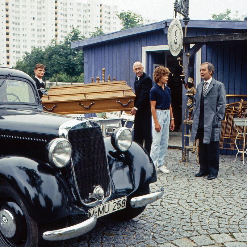Nach den Ereignissen rund um die Zaubergeige geht Eickelberg (Karl Lieffen, 2.v.l.) mit seinem Kollegen weiter seiner Arbeit nach und Esteban (Hans Clarin, r.) verschwindet auf genauso geheimnisvolle Art und Weise, wie er aufgetaucht war. Oliver (Josef Gröbmayr, 3.v.l.) hingegen bleibt mit der Erkenntnis zurück, dass es manchmal besser ist, die Zukunft nicht zu kennen. – Bild: United Archives /​ ZDF