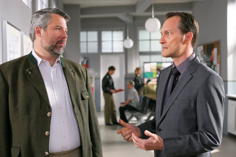 Hat Wolfgang Brandl (Herbert Schäfer, r.) aus Eifersucht gemordet? Für Kommissar Stadler (Dieter Fischer, l.) ein Mordmotiv. – Bild: ZDF und Christian A Rieger