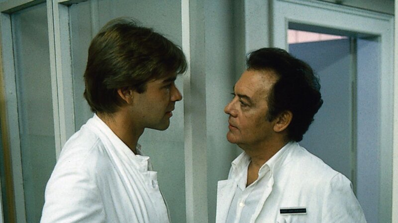 Udo Brinkmann (Sascha Hehn, l.) hat zu seinem Vater (Klausjürgen Wussow, r.) wieder ein besseres Verhältnis bekommen. – Bild: ZDF und Thomas Waldhelm