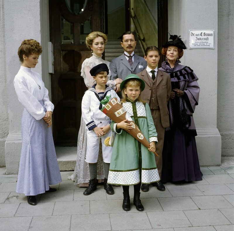 Dr. Ernst Braun (Christian Wolff), Tante Käthe (Dagmar Hessenland), Onkel Heinrich (Willy Harlander), Elsbeth (Doris Kunstmann), Frl. Hering (Wega Jahnke) sowie ihre Brüder Klaus (Florian Baier) und Hans (Oliver Schlicht) begleiten Annemarie (Kathrin Toboll) an ihrem ersten Schultag. – Bild: ZDF und TV 60 München