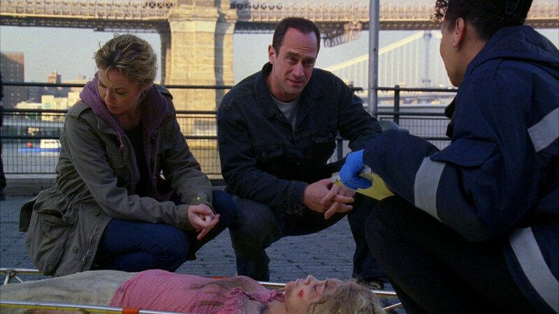 Dr. Melinda Warner (Tamara Tunie, r.) zeigt Detective Dani Beck (Connie Nielsen, l.) und Detective Elliot Stabler (Christopher Meloni) die Leiche eines Mädchens (Darstellerin unbekannt). – Bild: VOX