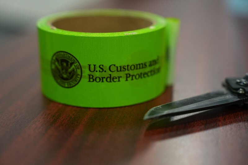 Eine Rolle aus grünem Klebeband mit der Aufschrift „U.S. Customs and Border Protection“ liegt auf einem Tisch neben einem Messer im Rio Grande Valley, Texas. – Bild: National Geographic /​ Disney