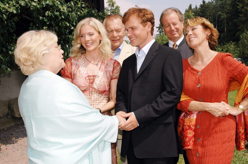 Auch die ehemalige Oberschwester Hildegard ist zum Polterabend von Benjamin und Sophie gekommen. (v.lks.nr.: Eva Maria Bauer, Eva Habermann, Klausjürgen Wussow, Alexander Wussow, Gerhart Lippert, Gaby Dohm). – Bild: ZDF und Dirk Bartling