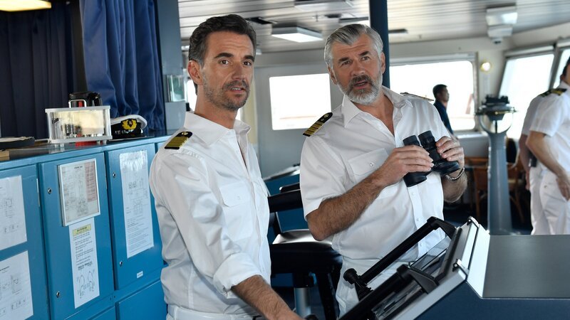 Auf dem Weg zu den Bahamas: Kapitän Max Parger (Florian Silbereisen, l.) und Staff-Kapitän Martin Grimm (Daniel Morgenroth, r.) – Bild: ZDF und Dirk Bartling
