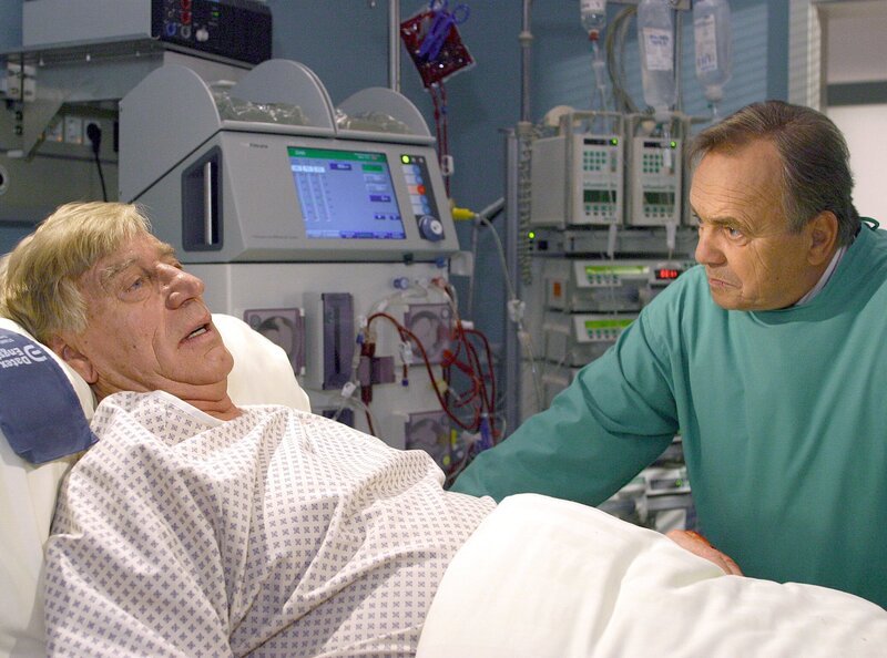 MDR Fernsehen IN ALLER FREUNDSCHAFT FOLGE 211, „Blick nach vorn“. Prof. Dr. Simoni (Dieter Bellmann) teilt seinem Freund Dr. Karl Elsner (Siegfried Rauch), der nach einem schweren Autounfall in die Sachsenklinik eingeliefert wurde mit, dass seine Niere nicht gerettet werden konnte. Wird er bis an sein Lebensende eine Dialyse benötigen? – Bild: MDR/​Krajewski