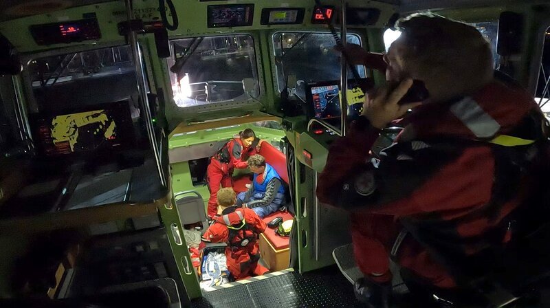 Havarist wird auf Seenotrettungskreuzer behandelt. – Bild: NDR/​Kinescope Film