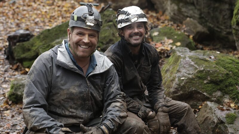 L-R: Josh Gates, Clint Flack – Bild: Warner Bros. Discovery