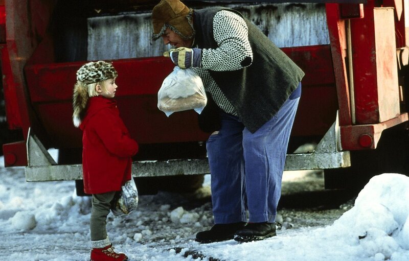 Lotta (Grete Havneskjřld) bekommt ihre Tüte mit Brot und dem Stofftier „Schweinebär“ wieder zurück, nachdem sie es aus Versehen in die Mülltonne geworfen hatte. – Bild: Taurus, München