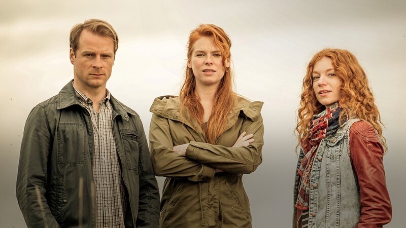 v.li.: Hauke Jacobs (Hinnerk Schönemann), Lona Vogt (Henny Reents) und Jule Christiansen (Marleen Lohse) in den Dünen von Schwanitz. – Bild: Studio Hamburg Produktion /​ Degeto Film GmbH