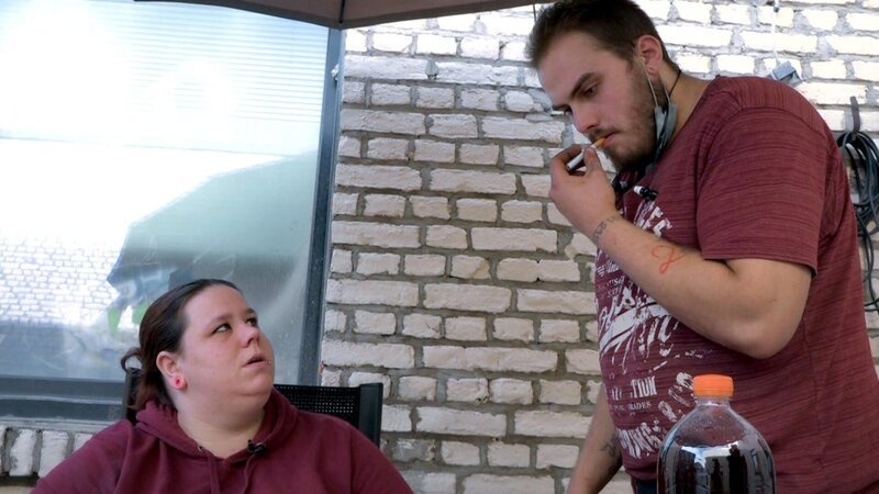 Jasmine (28) hat noch nie gearbeitet; ihr Freund Manuel (24) würde gerne arbeiten. – Bild: RTLZWEI