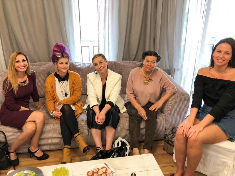 V.l.: Dzevrije, Johanna, Juliane, Margrit und Miriam – Bild: MG RTL D /​ Constantin Ent.