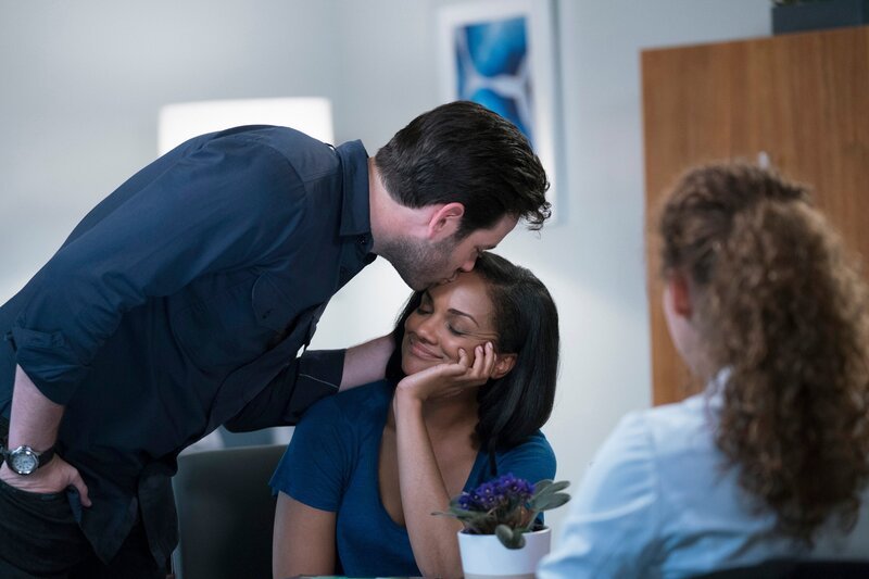 CHICAGO MED -- „Speak Your Truth“ Episode 301 -- Pictured: (l-r) Colin Donnell as Connor Rhodes, Mekia Cox as Robin Charles -– – Bild: NBCUniversal Media, LLC