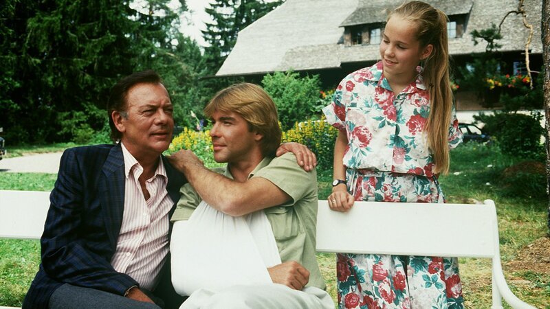 Angie (Angelika Reißner, r.) ist zu Udos (Sascha Hehn, M.) Empfang gekommen und Klaus Brinkmann (Klausjürgen Wussow, l.) ist froh, seinen Sohn wieder zu haben. – Bild: ZDF, Thomas Waldhelm