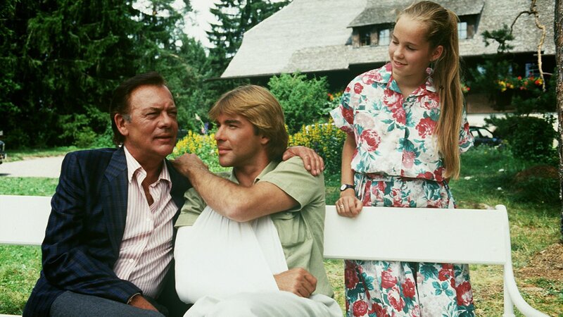 Angie (Angelika Reißner, r.) ist zu Udos (Sascha Hehn, M.) Empfang gekommen und Klaus Brinkmann (Klausjürgen Wussow, l.) ist froh, seinen Sohn wieder zu haben. – Bild: ZDF, Thomas Waldhelm