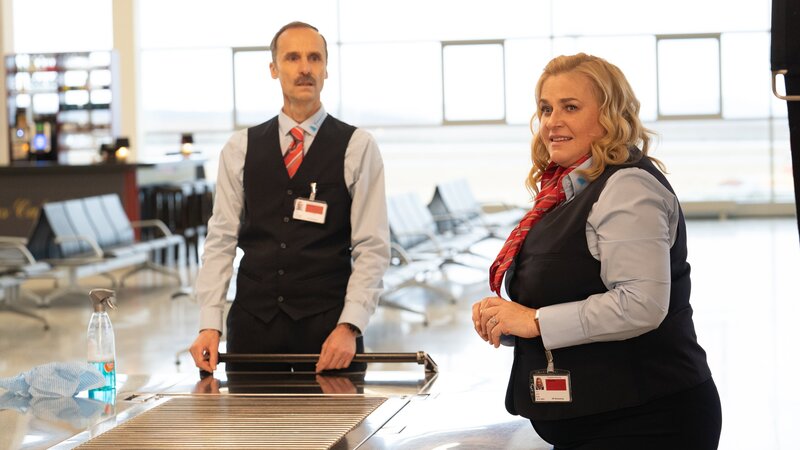Harald Armbruster (Jan Georg Schütte, l.); Ingrid Fink (Petra Kleinert, r.) – Bild: JOYN/​ProSieben /​ Marion von der Mehden Eigenproduktionsbild frei