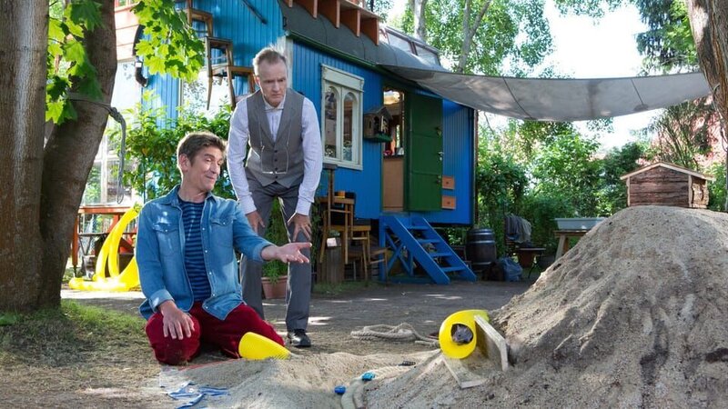 Fritz (Guido Hammesfahr, links) zeigt Herrn Kluthe (Holger Handtke, rechts) wie man Hindernisse überwinden kann. Wäre ein Tunnel nicht eine gute Lösung, um das „Bärstadeum“ zu erreichen? – Bild: ZDF/​Zia Ziarno