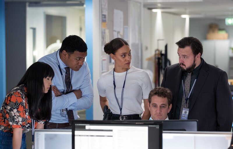 Von links: PC Cindy Yoo (Cassandra Sorrell), DC Paea Leniu (Chris Alosio), DS Meg Driscoll (Kirsty Sturgess), DC Lachie Hooper (Dylan Hare) und DS Max Drummond (John Bradley): sie sehen sich die Bilder an, die auf dem beschlagnahmten Handy von Oscar zu finden sind. – Bild: ZDF und Daniel Asher Smith