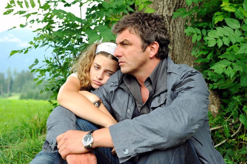 Lilli (Ronja Forcher, l.) leidet an ihrem ersten Liebeskummer. Martin (Hans Sigl, r.) bietet ihr eine Schulter zum Ausweinen. – Bild: ZDF und Thomas R. Schumann