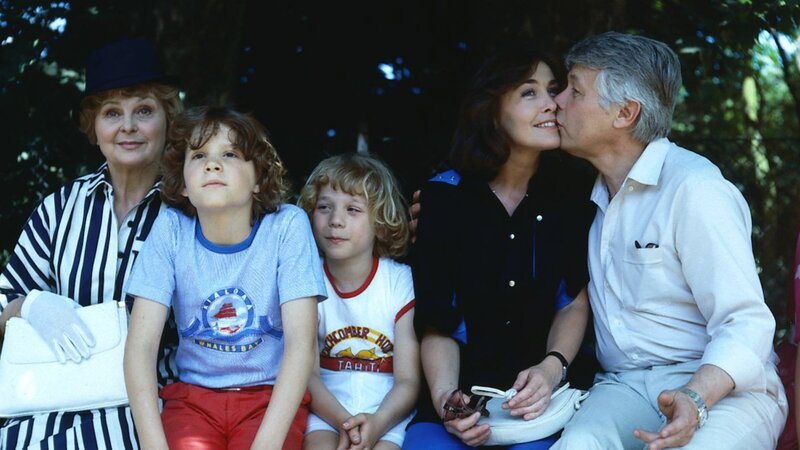 Angi (Thekla Carola Wied, 2. v. r.) und Werner (Peter Weck, r.) sind nicht so bei der Sache, wie Frau Rabe (Bruni Löbel, l.) und die Kinder Tom (Tarek Helmy, 2. v. l.) und Markus (Timmo Niesner, M.). – Bild: ZDF und Barbara Oloffs