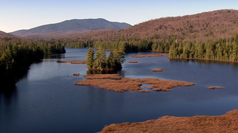 Der waldreiche Adirondack Park ist einer der größten Naturparks der USA. – Bild: phoenix/​ZDF/​Skyworks