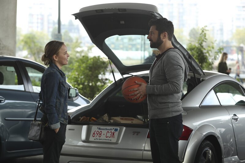 Maggie Bloom (Allison Miller) und Gary Mendez (James Roday) – Bild: Jack Rowand