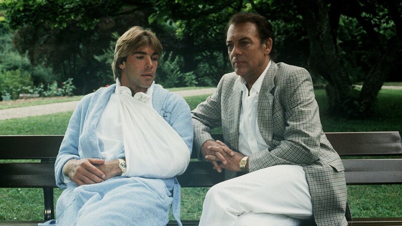 Klaus Brinkmann (Klausjürgen Wussow, r.) versucht, Udo (Sascha Hehn, l.) über seine Depressionen hinweg zu helfen. – Bild: Thomas Waldhelm