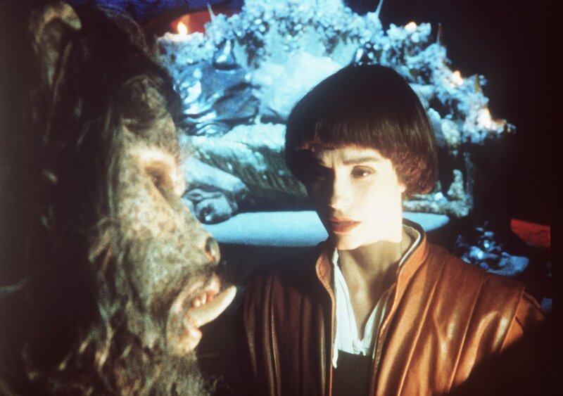 Prinzessin Fantaghirň, Teil 6 Tarabas soll Fantaghiro (Alessandra Martines) den magischen Kuss schenken, mit dem sie ihren versteinerten Geliebten Romualdo zurück ins Leben holen kann. – Bild: JUNIOR