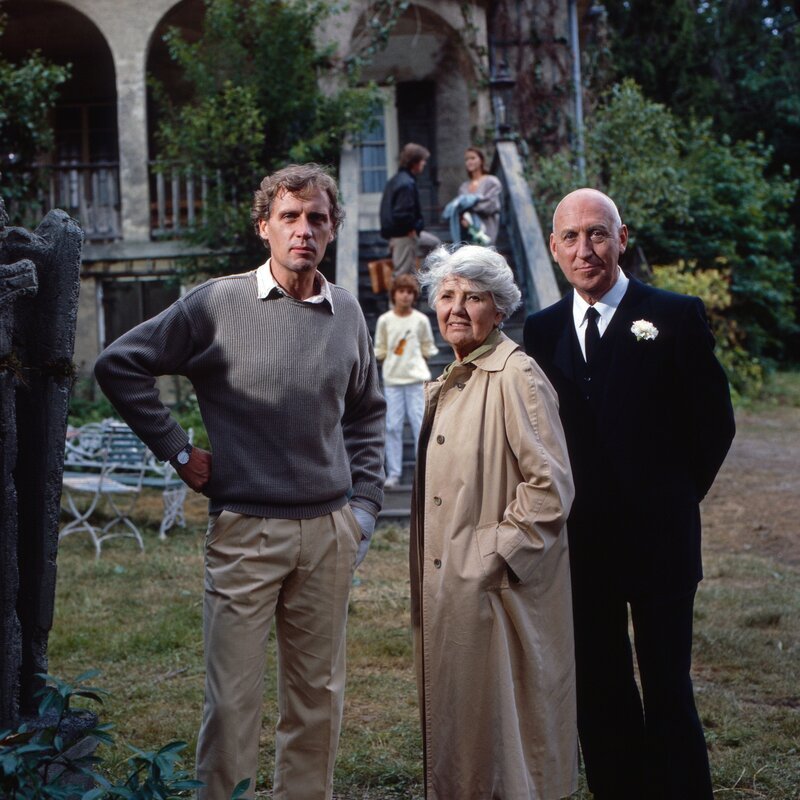 Olivers Vater (Robert Atzorn, l.) erkennt seinen Sohn nicht wieder. Auch Großmutter Louise Maass (Jane Tilden, M.) und Eickelberg (Karl Lieffen, r.) erkennen die Gefahr. Denn mit jeder Benutzung verändert die mystische Geige einen. – Bild: United Archives /​ ZDF