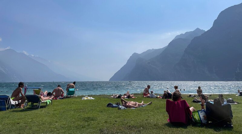 Im Sommer ist es im Norden an der Riva del Garda nicht so überfüllt wie an der Ost- und Südküste des Gardasees. – Bild: WDR, honorarfrei – Verwendung gemäß der AGB im engen inhaltlichen, redaktionellen Zusammenhang mit genannter WDR-Sendung bei Nennung „Bild: WDR“ (S2+). WDR Kommunikation/​Redaktion Bild, Köln, Tel: 0221/​220 -7132 oder -7133, Fax: -777132, bildkommunikat