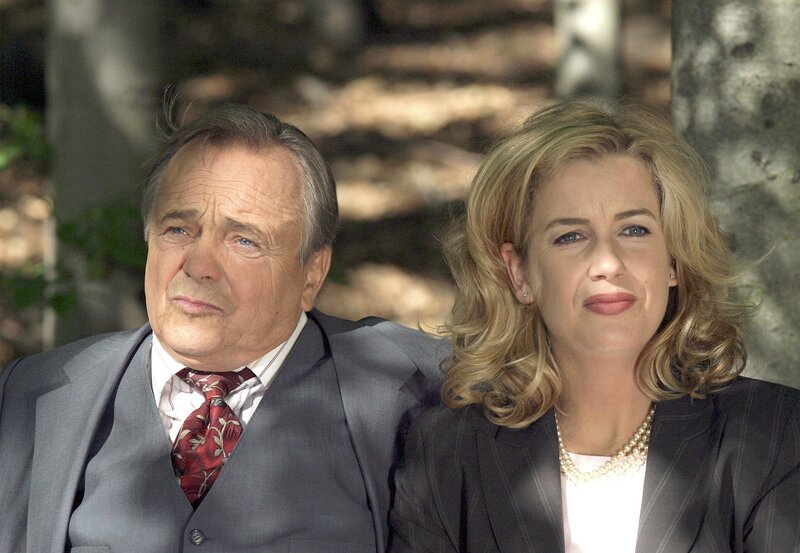 MDR Fernsehen IN ALLER FREUNDSCHAFT FOLGE 210, „Unverhofft kommt oft“, Sarah Marquardt (Alexa Maria Surholt) und Prof. Simoni (Dieter Bellmann) während ihrer Suche nach dem Ferienhaus, welches Simoni spontan besichtigen möchte um es vielleicht zu kaufen. – Bild: MDR/​Krajewski