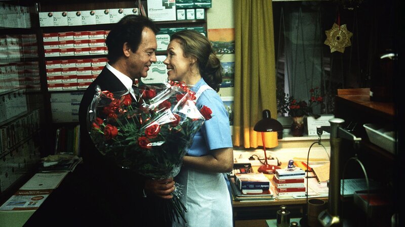 Prof. Brinkmann (Klausjürgen Wussow, l.) hat es nicht ausgehalten, er besucht Christa (Gaby Dohm, r.) in der Klinik in Freudenstadt. Dass der Besuch einen besonderen Grund hat, verrät der große Blumenstrauß. – Bild: ZDF und Thomas Waldhelm