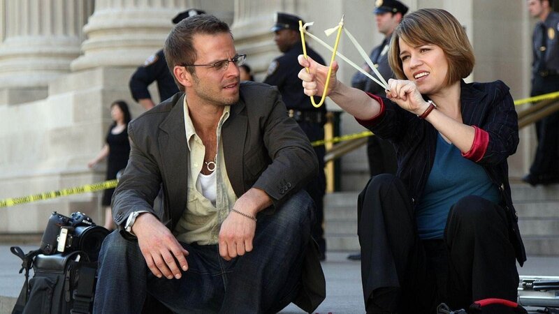 Anhand von Beweismaterialien, die Lindsay (Anna Belknap) und Danny (Carmine Giovinazzo) am Tatort finden, versuchen die beiden, den Mord an einem Sexualtäter aufzuklären. – Bild: MG RTL D /​ CBS