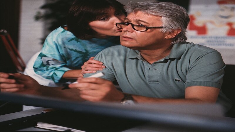 Angi (Thekla Carola Wied) verabschiedet sich von Werner (Peter Weck). – Bild: ZDF und Barbara Oloffs