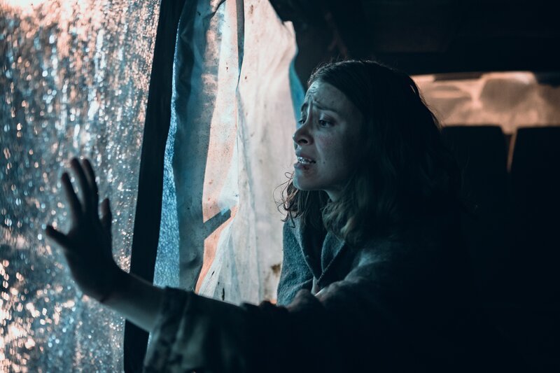 Die Prostituierte Irina (Anna Ackermann) versucht, sich mit aller Macht aus ihrem Gefängnis zu befreien. – Bild: Hannele Majaniemi /​ ZDF