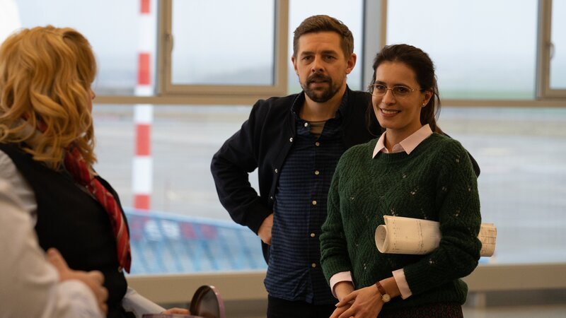 (v.l.n.r.) Ingrid Fink (Petra Kleinert); Jan Rothe (Klaas Heufer-Umlauf); Sabine Grünberg (Doris Golpashin) – Bild: JOYN/​ProSieben /​ Marion von der Mehden Eigenproduktionsbild frei