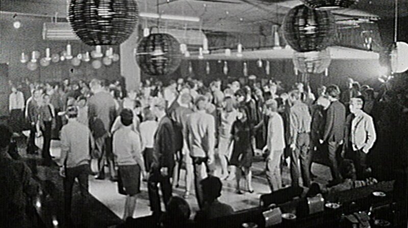 Das Jahr 1965 – sowjetische Kampfflugzeuge donnern über West-Berlin, die DDR verschärft die Zensur und prominente Gäste beehren Berlin in Ost wie West. Eine Berlin-Chronik der Superlative: 30 Folgen, Jahr für Jahr erzählt, von 1961, dem Jahr des Mauerbaus, bis 1990, dem Jahr der Wiedervereinigung. – Beat in Berlin Ost und West. – Bild: rbb