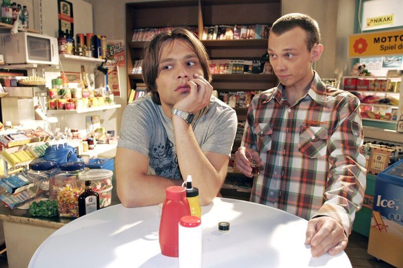 Bruno (Tim Sander, l.) ist enttäuscht von Bernd – und findet Zuflucht bei Jürgen (Oliver Bokern, r.), dem er die Wahrheit über seine Herkunft erzählt. – Bild: Sat.1 /​ Noreen Flynn