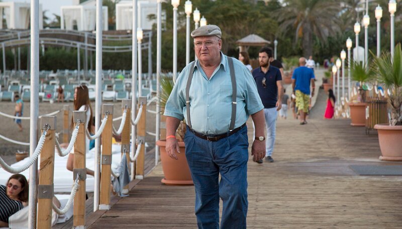 Paul Krügers (Horst Krause) erkundet das Hotel und die Strandpromenade. – Bild: ARD Degeto/​Anil Cizmecioglu