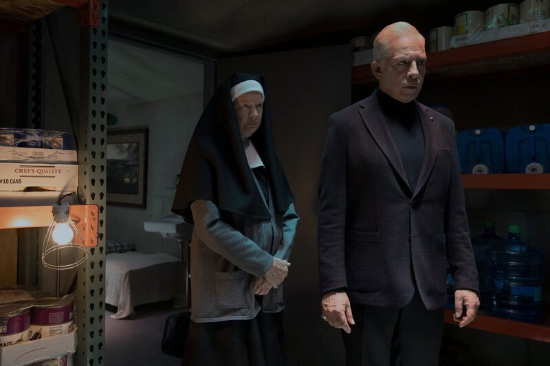 LAW & ORDER: ORGANIZED CRIME -- „Lago D’Averno“ Episode 505 -- Pictured: (l-r) Dorothy Lyman as Sister Mary Leo- Gene,  Anthony Skordi as Rocco Spezzano – Bild: PEACOCK /​ UNIVERSAL