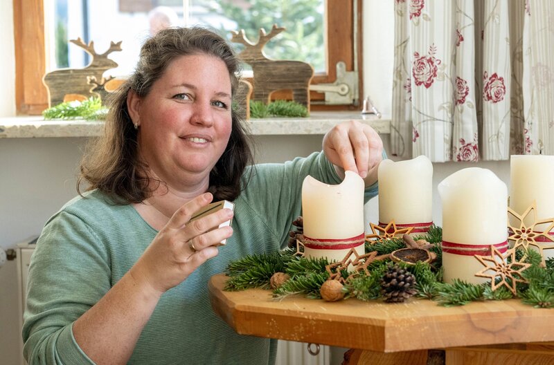 Theresa Tischner im Hof „Beim Auer“ auf dem Samerberg – Bild: NDR