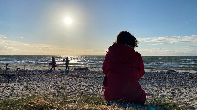 Heike Götz am Flügger Strand auf Fehmarn. – Bild: NDR/​Sebastian Dubielzig