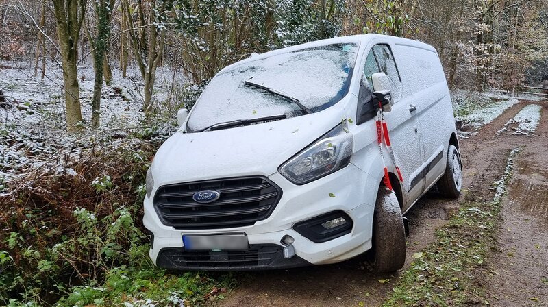 Ein Transporter ist in den Graben gerutscht. Abschlepper Matthias Kantorek muss das Auto rausziehen. – Bild: NDR/​Kamera Zwei