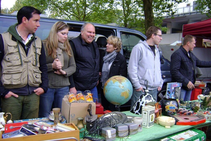 Wieviel ihres Trödels wird die Familie mit Hilfe der Experten Otto (re.) und Antoine (li.) auf dem Flohmarkt verkaufen können..? – Bild: RTL II