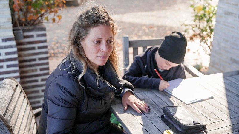 Alleinerzieherin Violetta mit einem ihrem vier Kinder beim Hausaufgabenmachen. – Bild: ORF