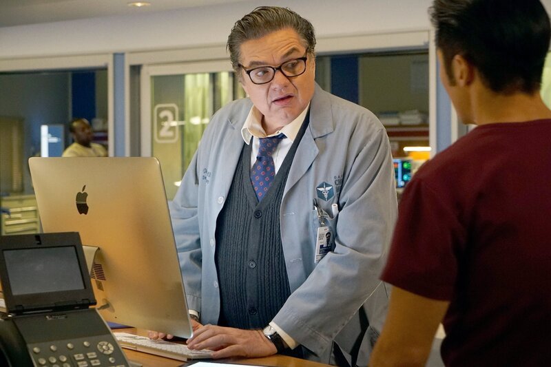 Chicago Med Staffel 3 Folge 8 Sie sind nicht gleicher Meinung: Oliver Platt als Dr. Daniel Charles, Brian Tee als Dr. Ethan Choi (von hinten) – Bild: SRF/​NBC Universal